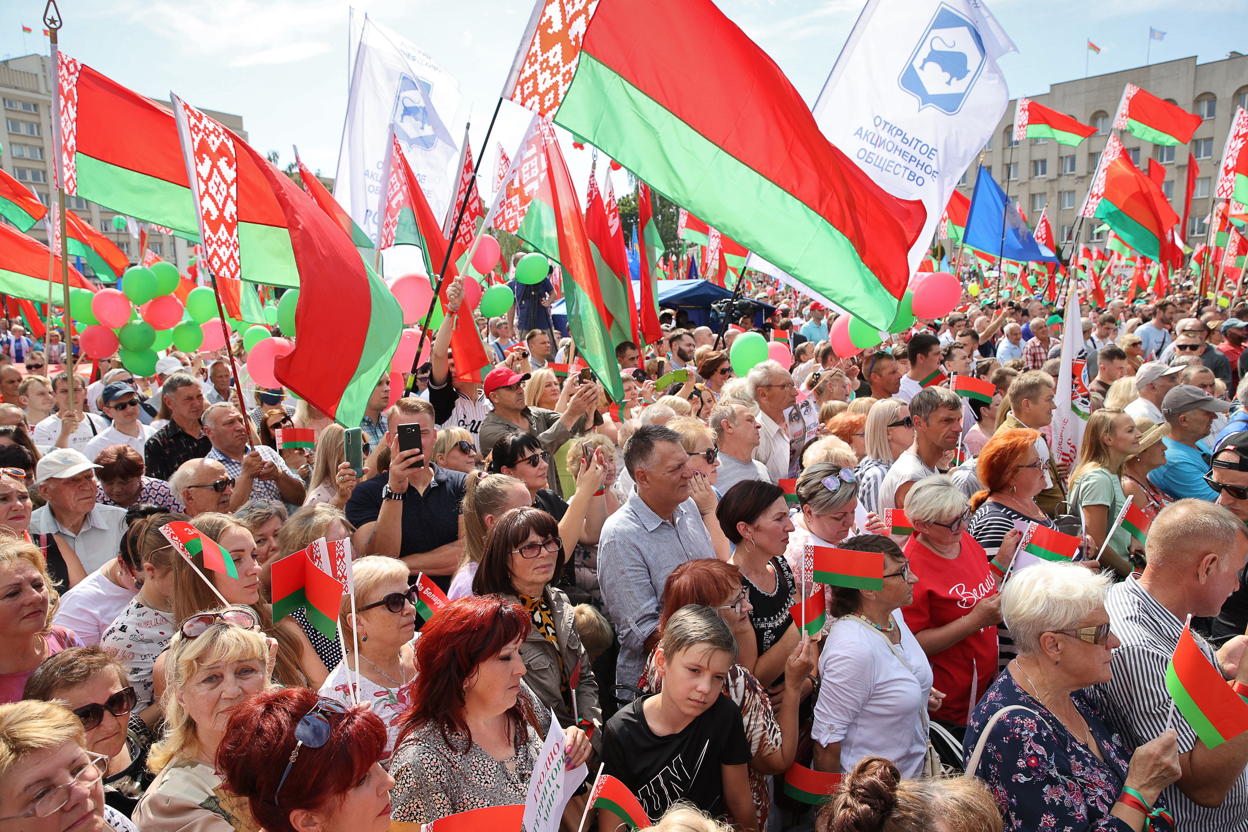 Massive demonstrations in Belarus put pressure on Lukashenko to step down
