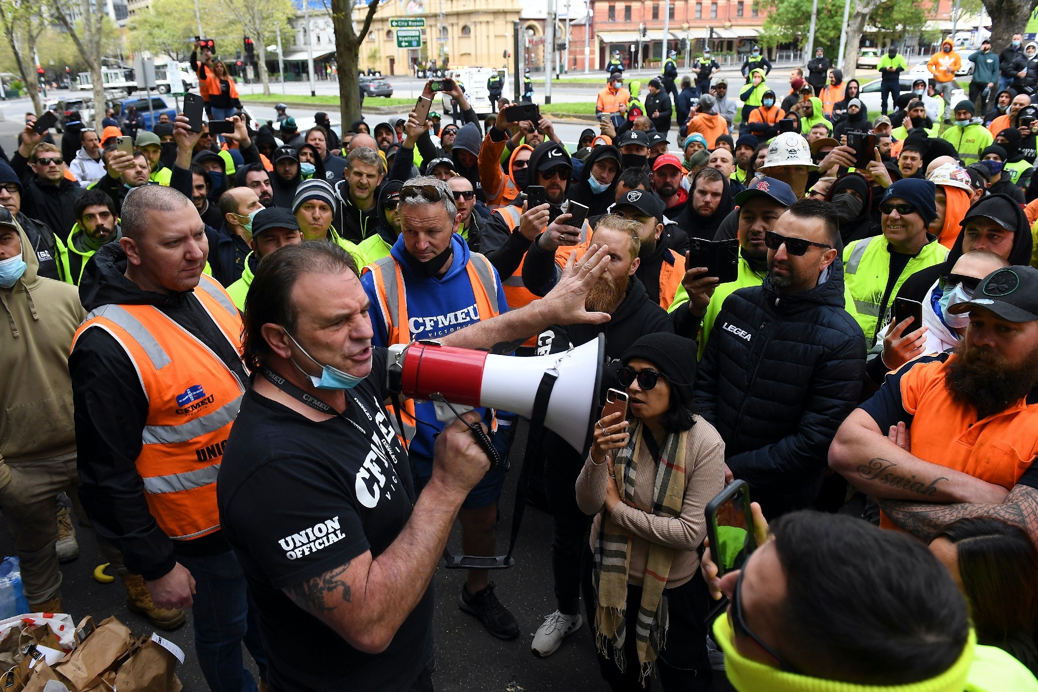 CFMEU Victorian secretary John Sekta speaks to protesters in a bid to de-escalate the situation. 