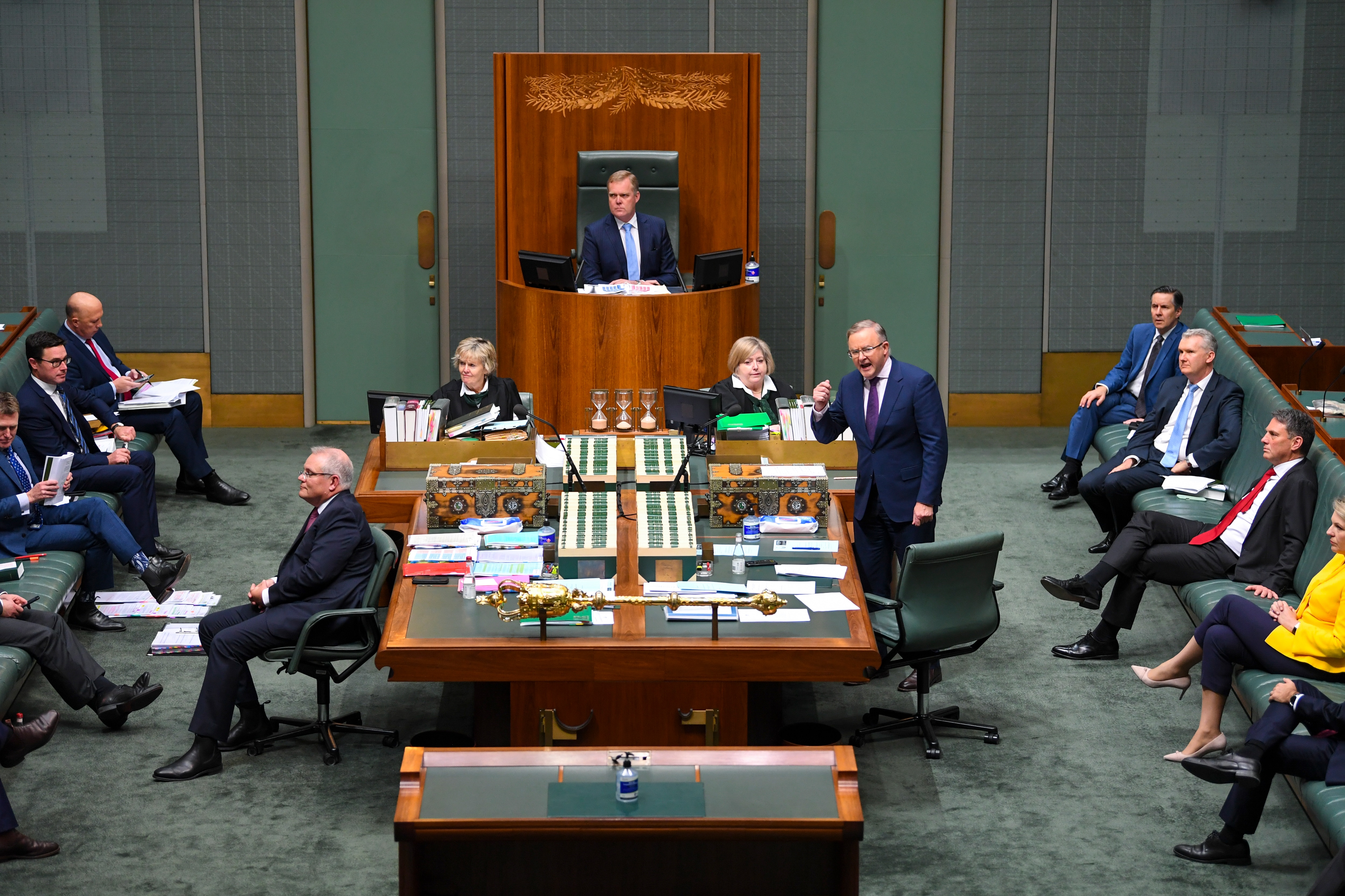 يجب أن يجلس البرلمانيون الآن على مسافة 1.5 متر.