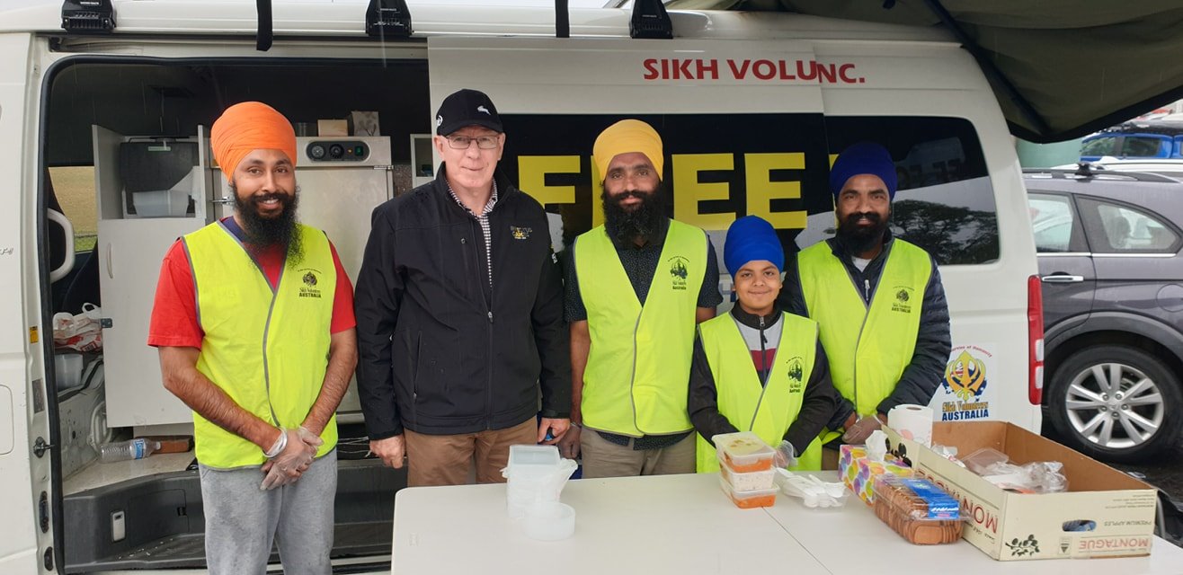 Governor General David Hurley with Sikh Volunteers Australia team in Bairnsdale, Victoria.