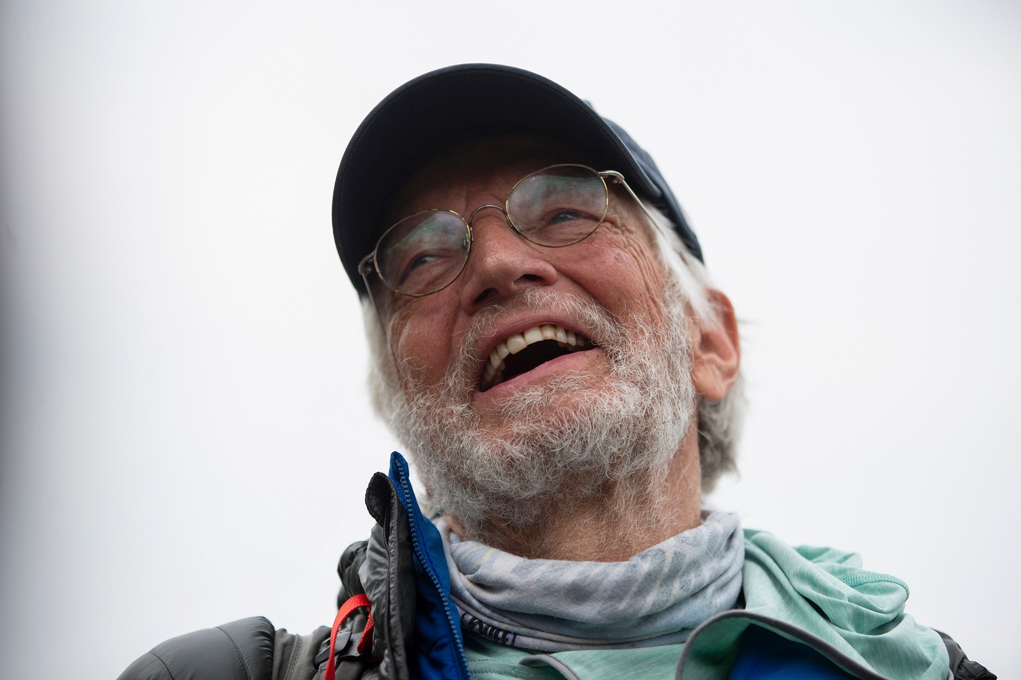 American climber Arthur Muir, 75, has become the oldest US national to scale Mount Everest.