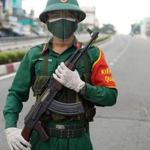 Bội đội cầm súng chống dịch COVID-19 tại Sài Gòn