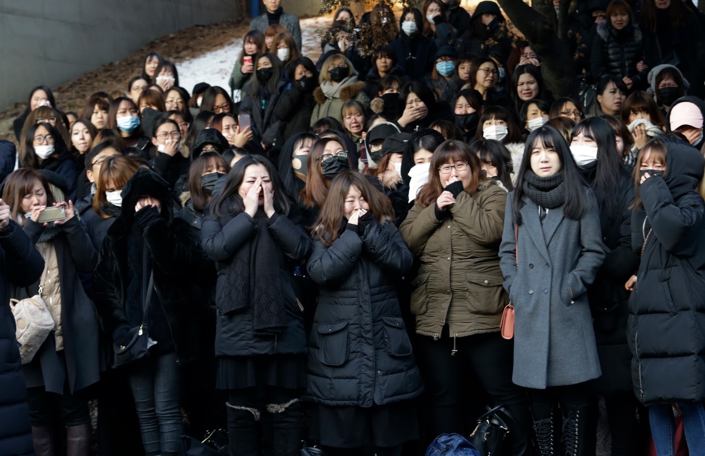 K Pop Stars Carry Kim Jong Hyuns Coffin During Funeral Sbs News 6589