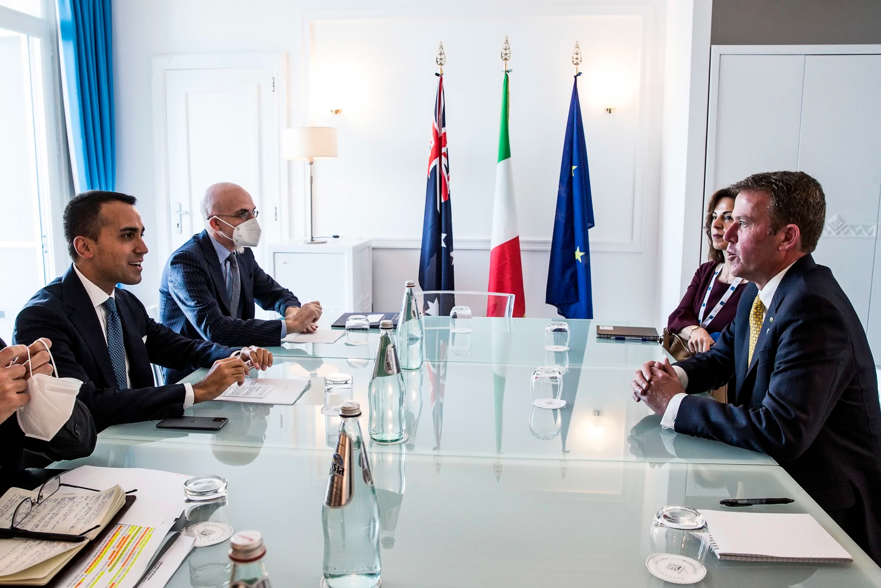 Le ministre italien des Affaires étrangères Luigi Di Maio (L) rencontre le ministre du Commerce Dan Tehan (R). 
