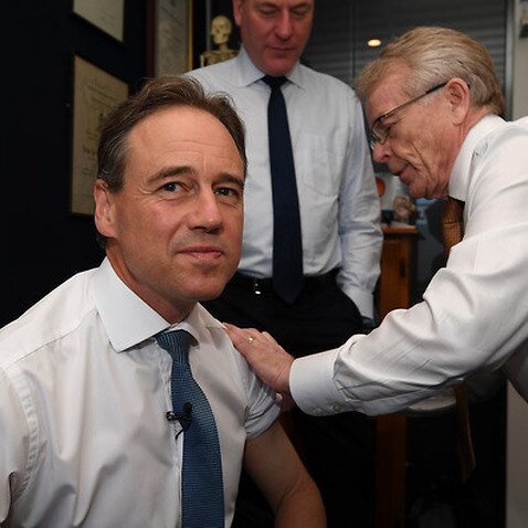 گرگ هانت وزیر فدرال بهداشت سال گذشته در حال زدن واکسن آنفولانزا 