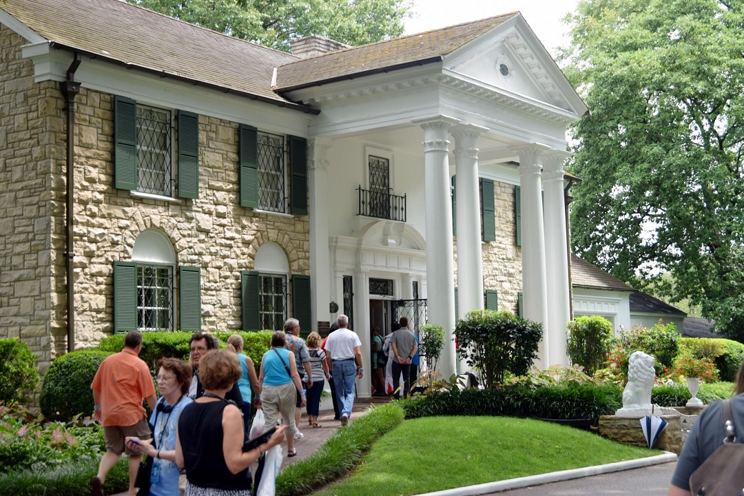 Fans flock to Graceland to remember Elvis Presley 40 years after his ...