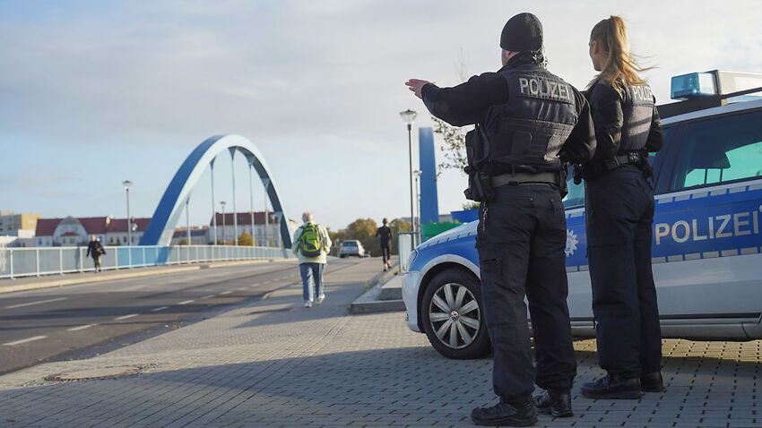 Deutschland verstärkt polnische Grenzkontrollen, da die Polizei rechtsextreme Wachen abbaut