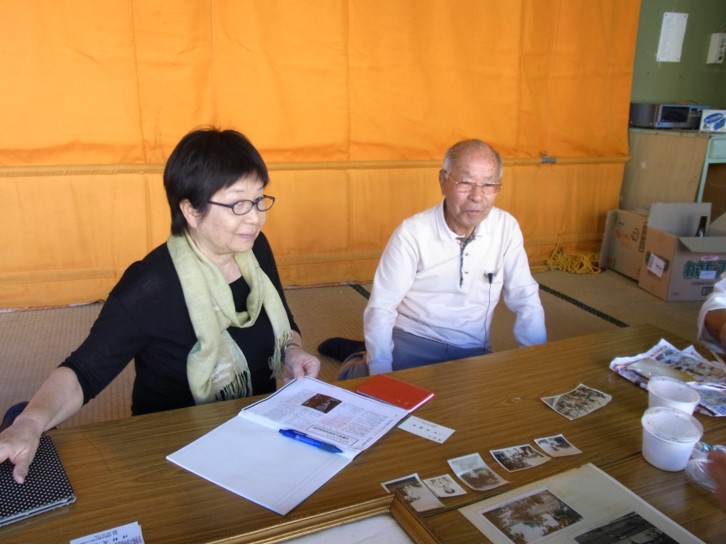 Dr. Yuriko Nagata conducts an interview with a former pearl diver Nobuhide Arakawa in Okinawa in 2016 for her research on the history of Japanese-Australians.