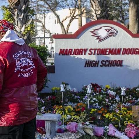 Zu Ehren der Marjory Stoneman Douglas High School wurden Blumen gewürdigt