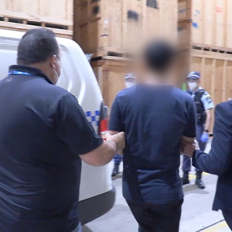 新州警方昨日下午逮捕三名男子，懷疑他們涉在雪梨南區的一個貨運站入面帶走估計價值約為 50 萬的42,000套快速抗原檢測套件。
