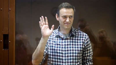 Der russische Oppositionsführer Alexei Navalny steht am Samstag, den 20. Februar 2021 in einem Käfig am Bezirksgericht Babuskinsky in Moskau