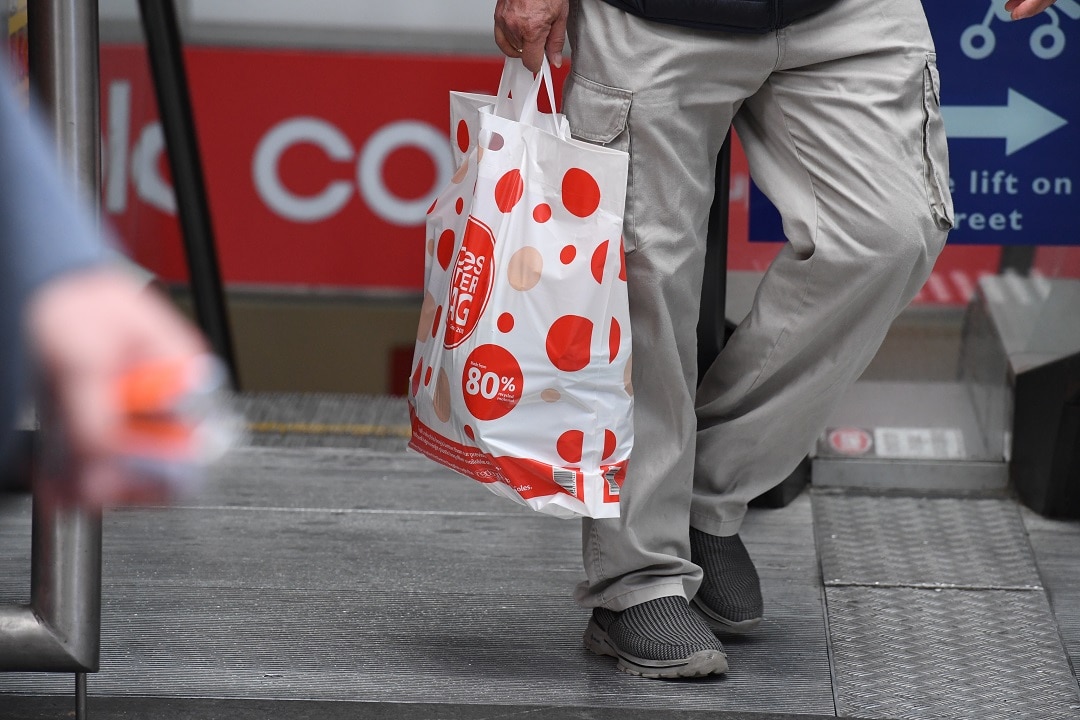 New Zealand to ban plastic shopping bags | SBS News