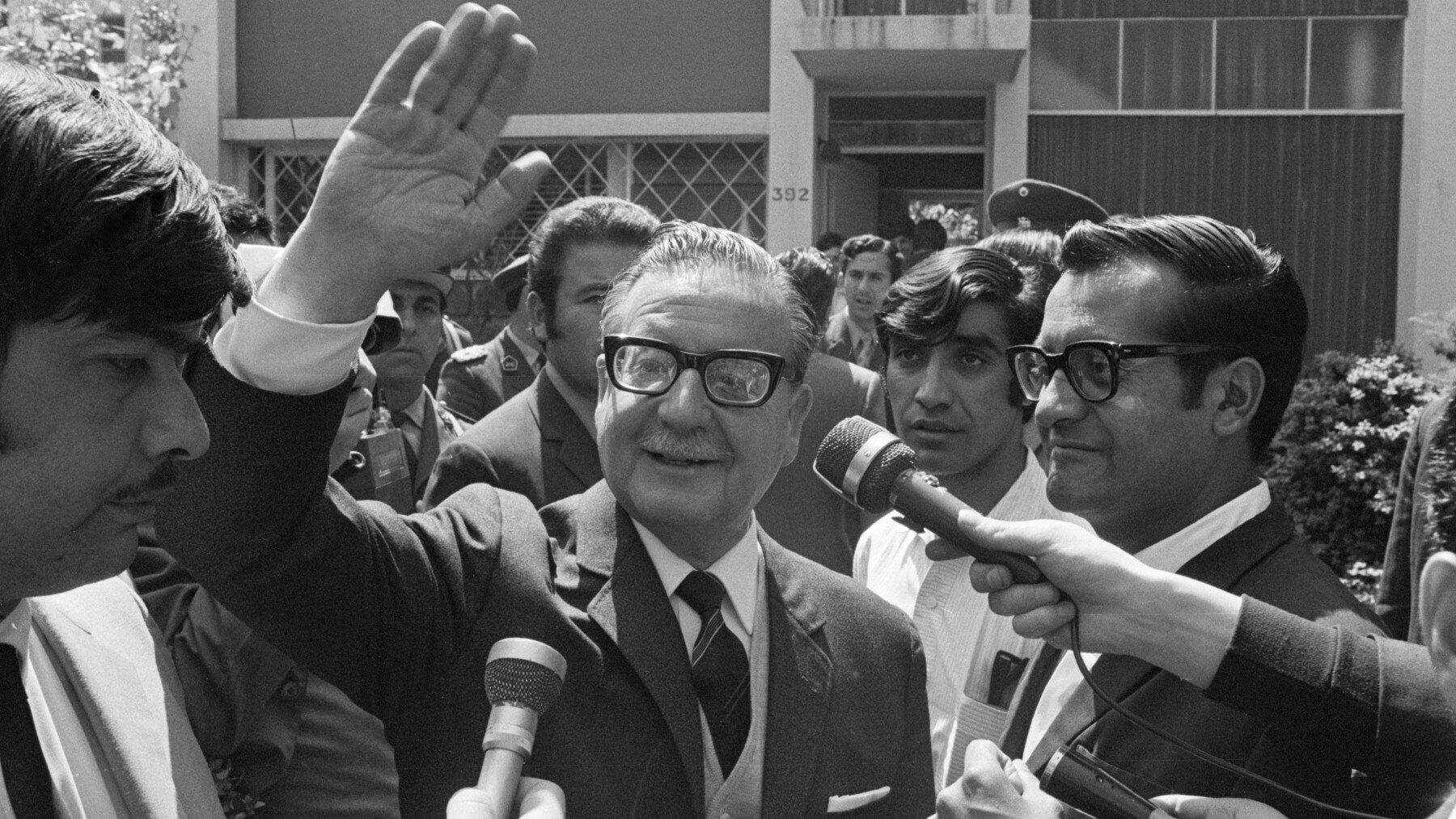 El presidente chileno Salvador Allende saludando a la multitud después de su victoria presidencial en 1970.