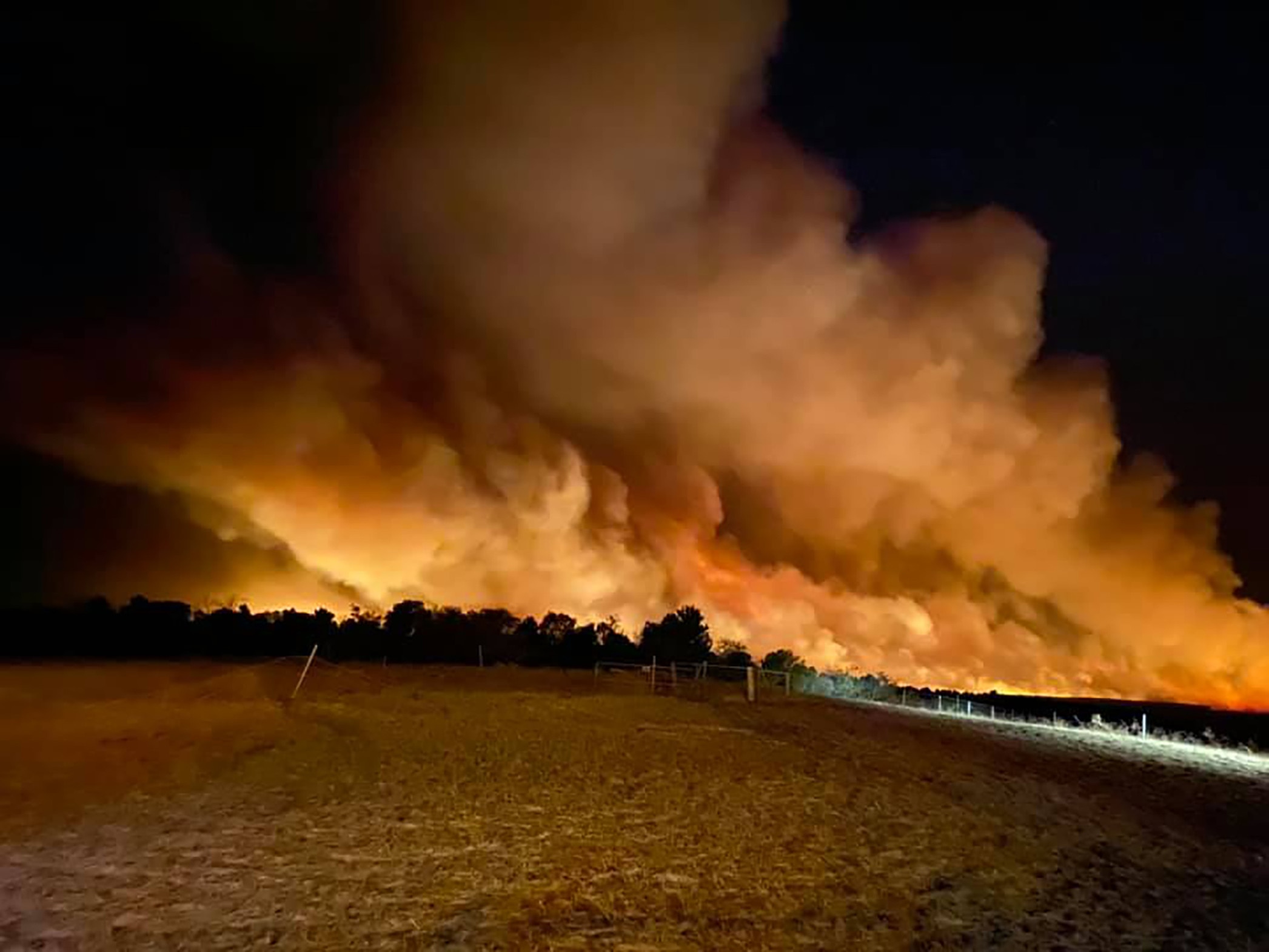 Major bushfire continues to burn north of Perth as firefighters brace for 