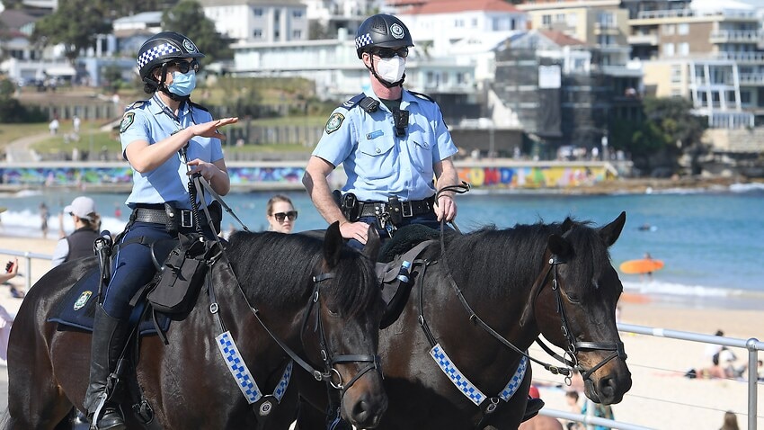 Czytaj więcej Artykuł „Bezprecedensowa” akcja policji rozpoczyna się w Nowej Południowej Walii, protesty stanowe nadal rozprzestrzeniają COVID-19”