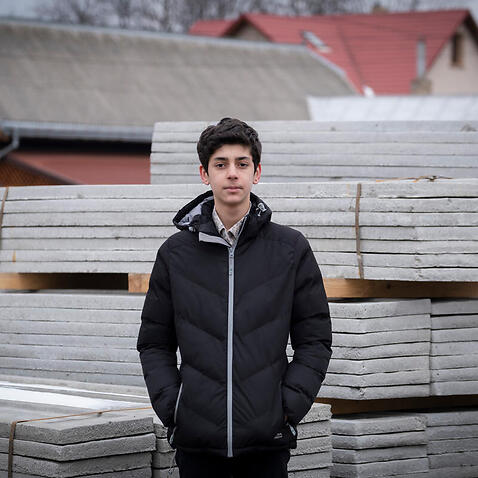محمد ۱۴ ساله و خانواده‌اش هشت ماه پیش از جنگ افغانستان متواری شدند.