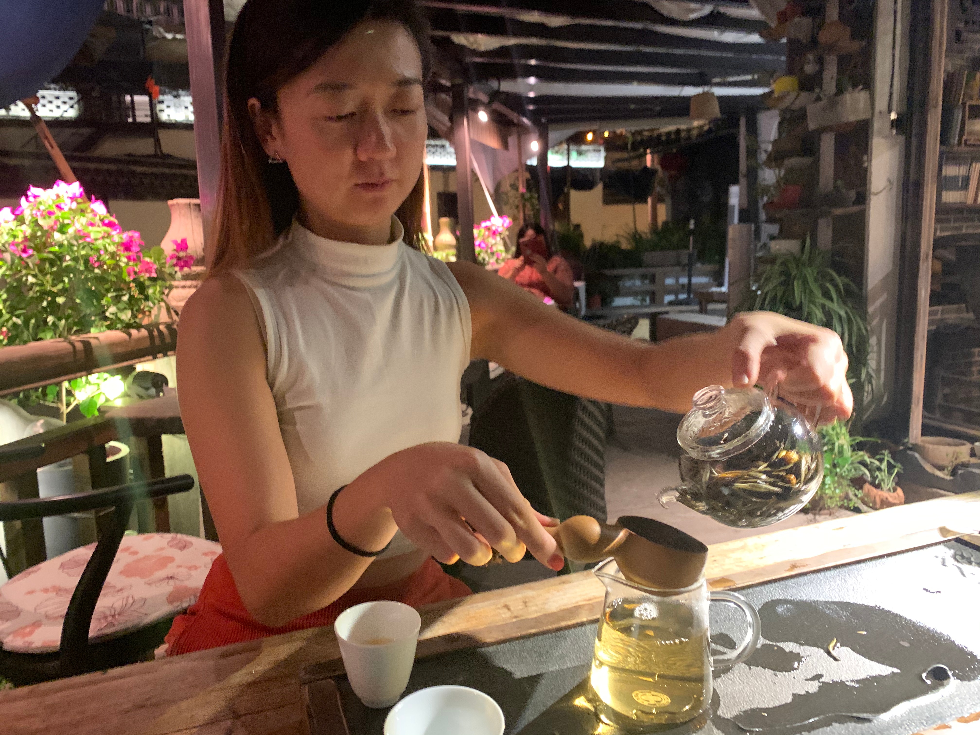 Lucy Du pouring tea