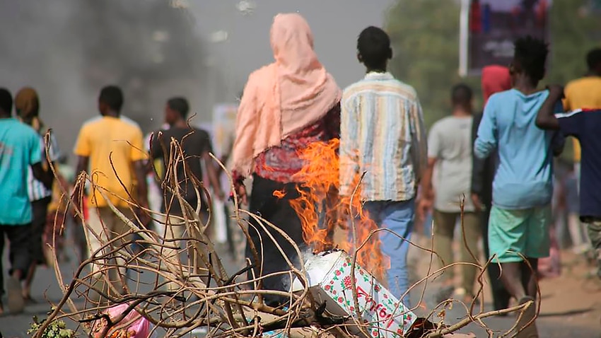 Pro-democracy protesters use fires to block streets to condemn a takeover by military officials in Khartoum, Sudan, 25 October, 2021.