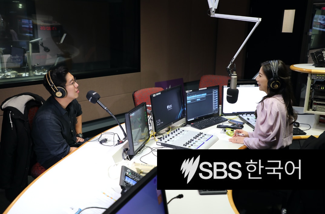 Korean-Australian comedian Harry Jun is having an interview with SBS Korean program.