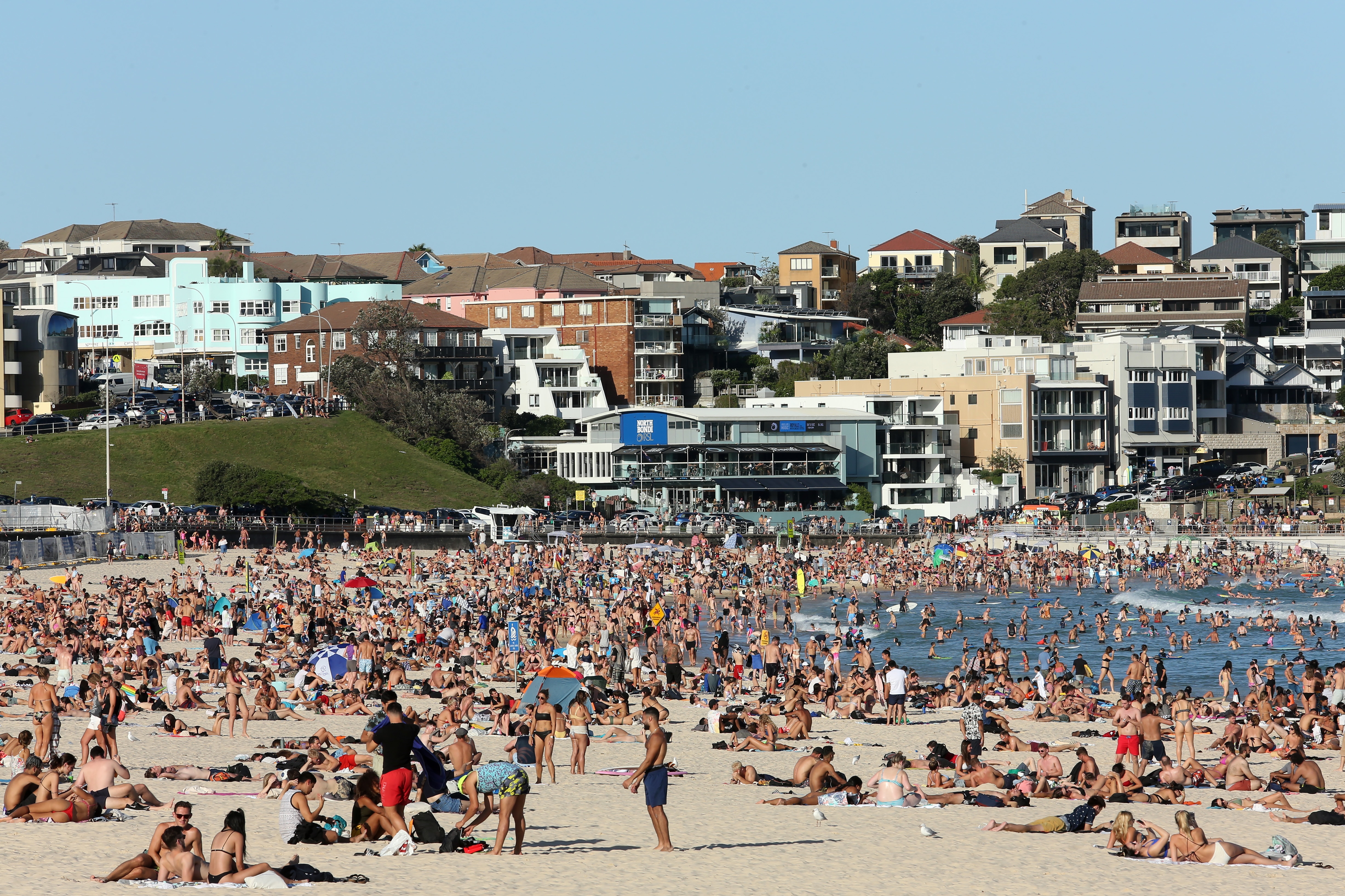 Crowds defying social distancing rules at Bondi.