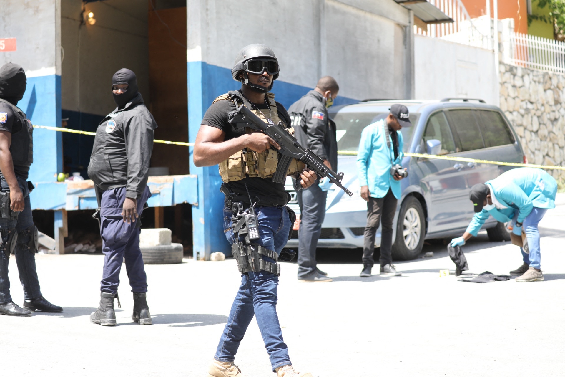  Haitian police and forensics look for evidence outside of the residence of Haiti President Jovenel Moise where he was assassinated on 7 July 2012. 