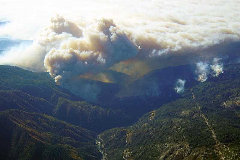 California, on November 11, 2018, a massive smoke from the massive wood of the Campanak firewood.