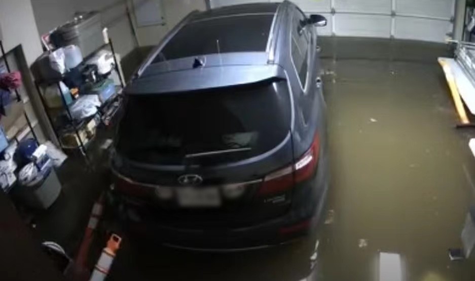 因持续降雨，一位悉尼居民家的车库进水后发生漏电，但电箱正好安装在车库内而无法断电。