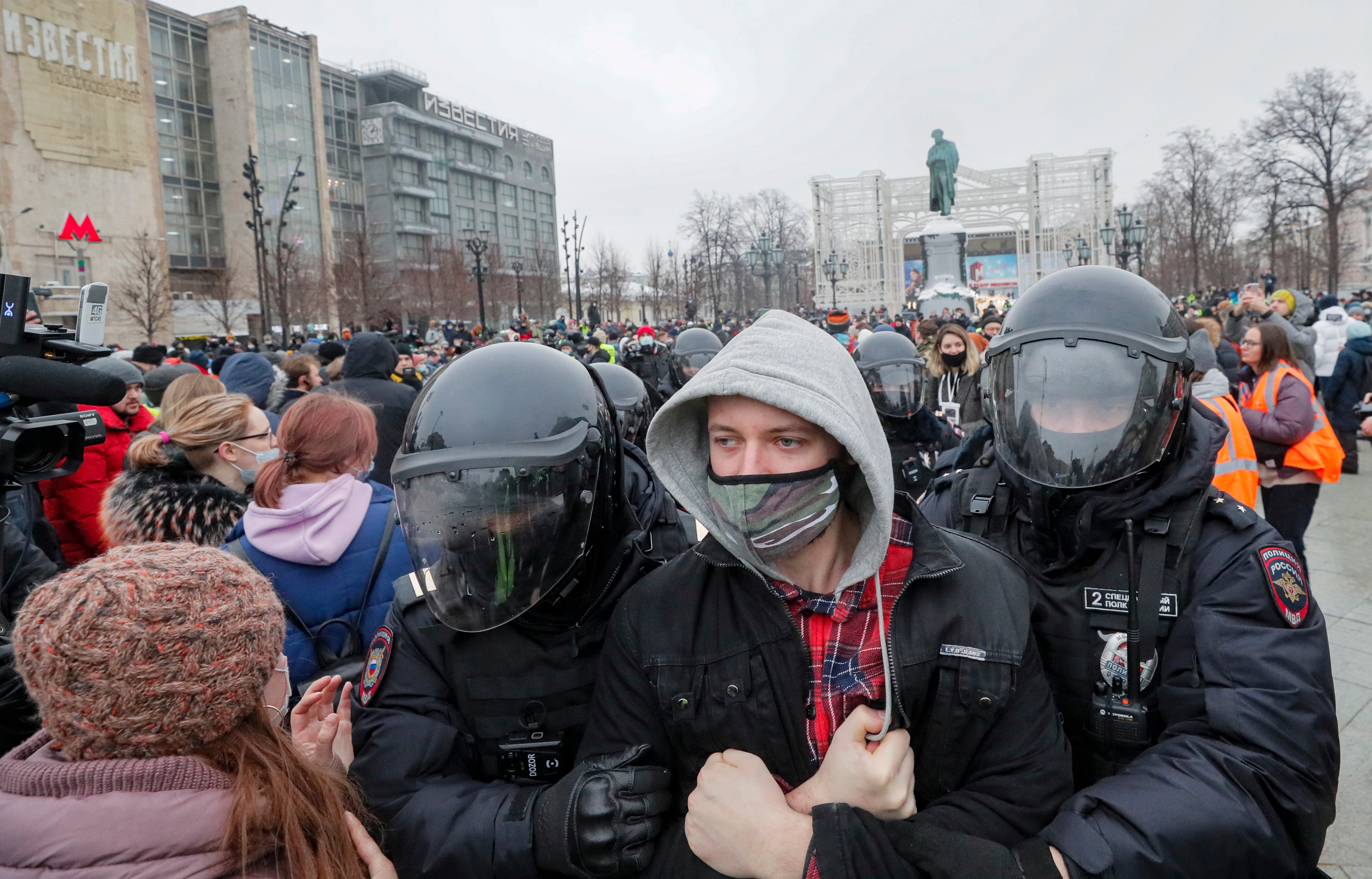 Russian police officers detain a protester during an unauthorised rally in support of Russian opposition figure Alexei Navalny, in Moscow on 23 January, 2021. 