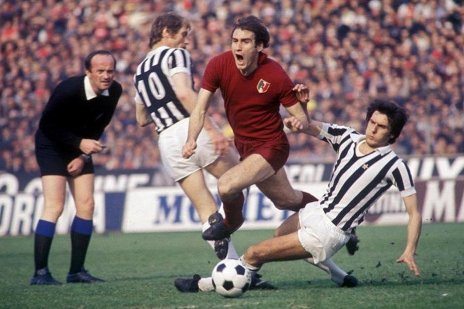 Turin player Graziani struggling with Juventus' Scirea and Benetti in the derby of 3 April 1977