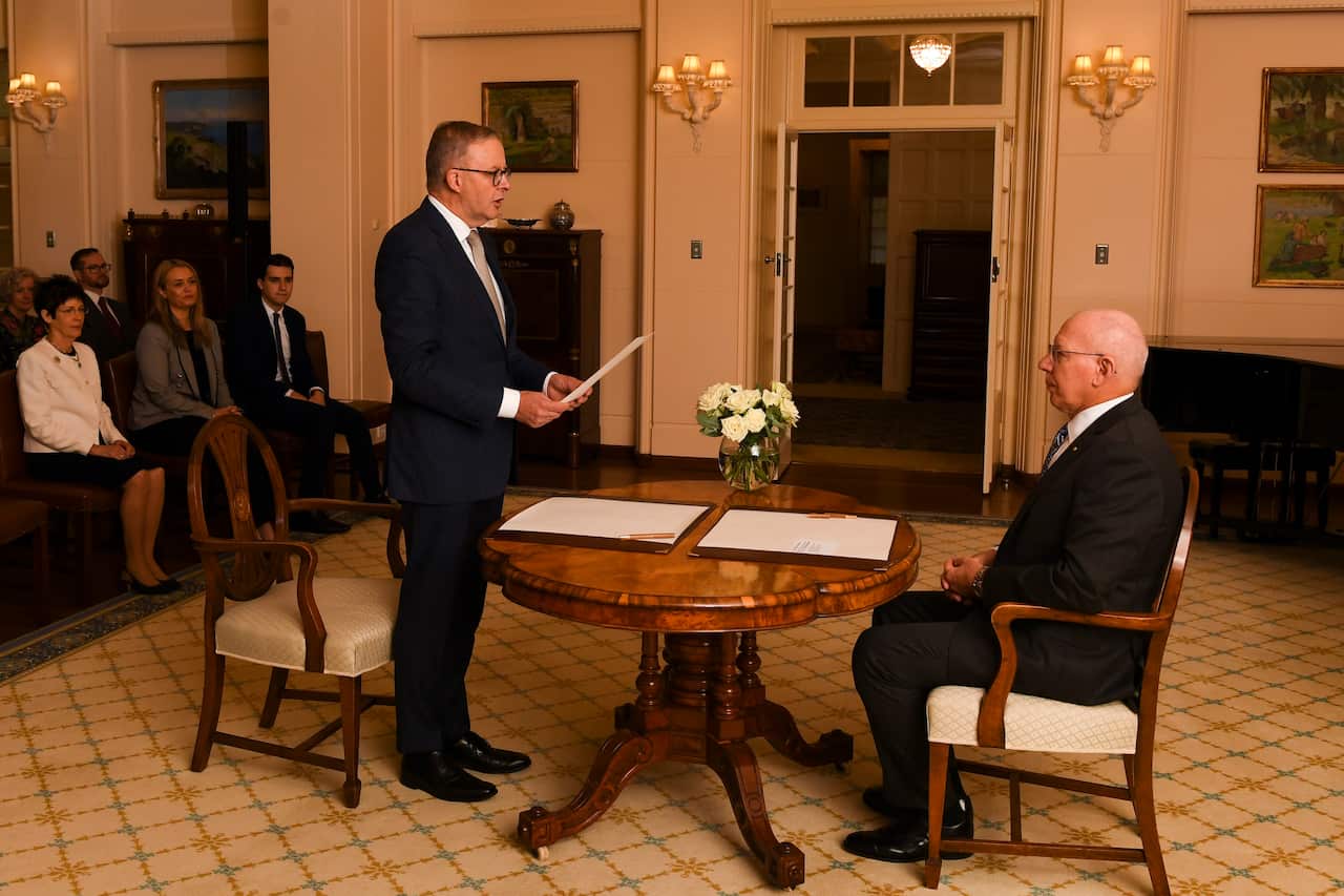 Anthony Albanese na cerimónia oficial de tomada de posse, na presença do Governador-geral australiano, David Hurley, esta manhã na Casa do Governo em Camberra.