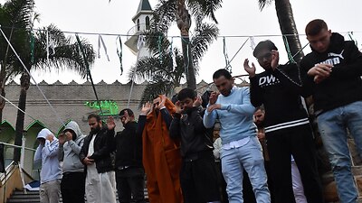 Muslims celebrate al-Fitr in Australia