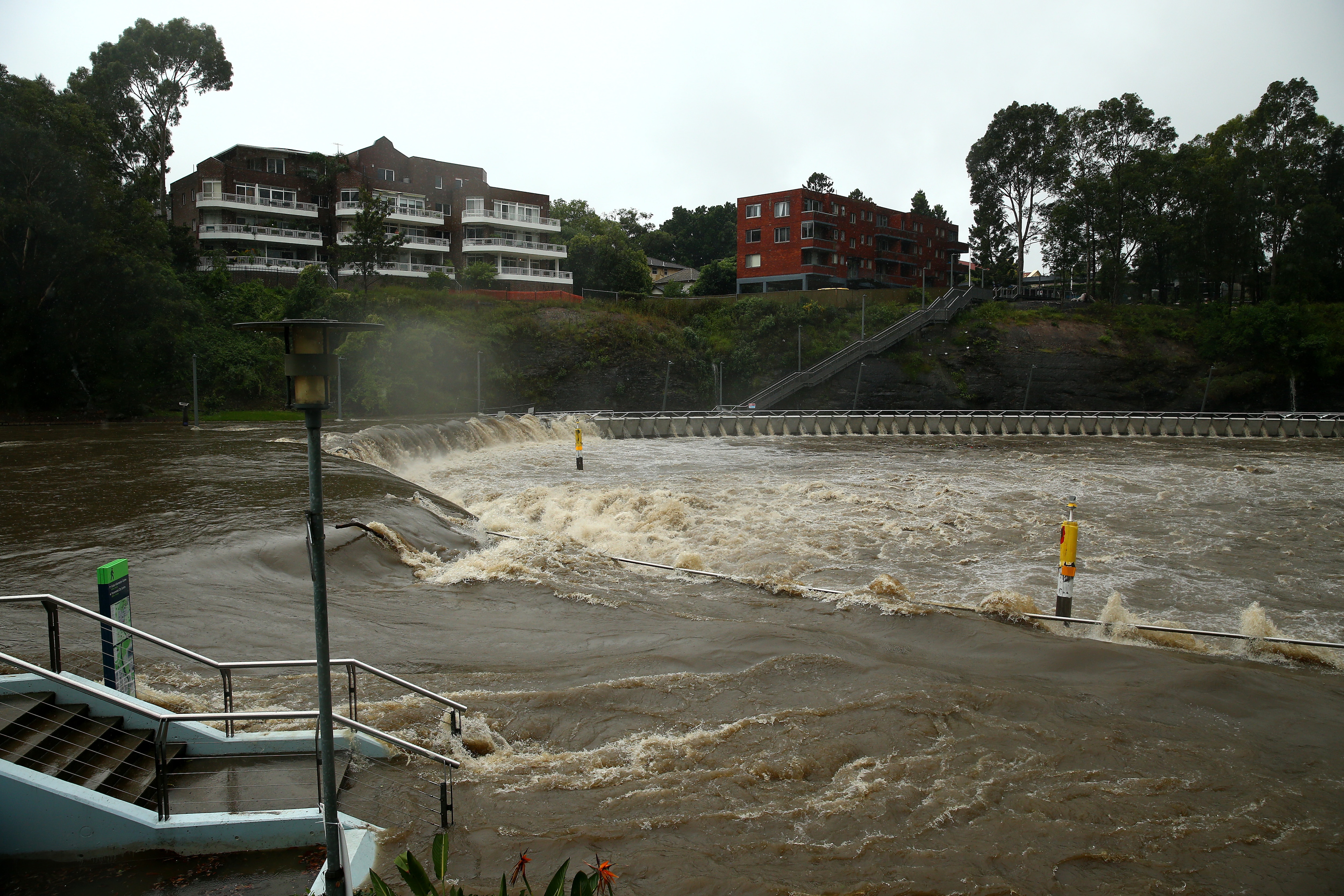 Le quai de ferry de Parramatta déborde et inondations en raison de fortes pluies continues le samedi 20 mars.