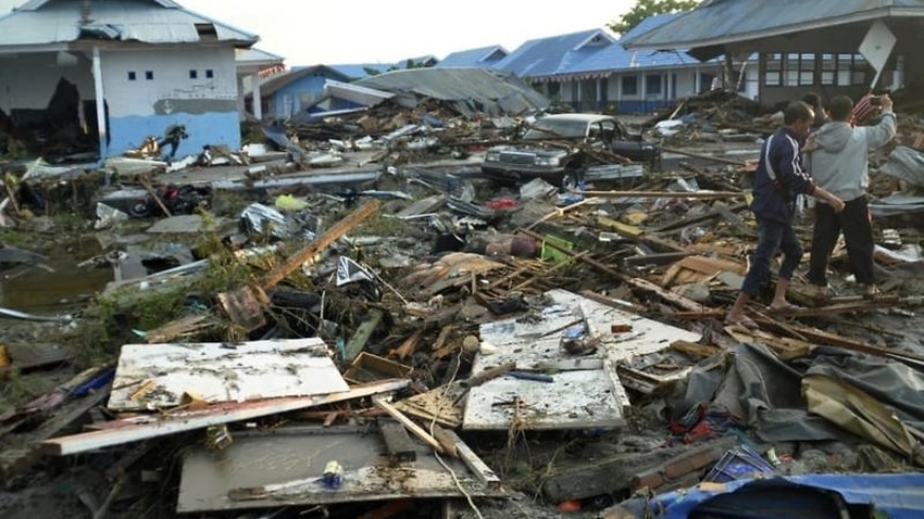 Australia has contacted Indonesia to offer help after the quake and tsunami in Palu. (AAP)