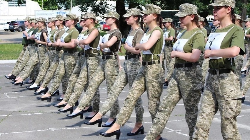 더 많은 기사를 위한 이미지 '힐 신고 행진하는 여성 부대, 우크라이나에서 분노 유발'