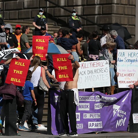 在剛過去的周末，在雪梨、墨爾本、布里斯本及柏斯，都有數以千計的人舉行示威遊行，反對各州政府在新冠防疫方面實施的限制措施及強制接種疫苗令。