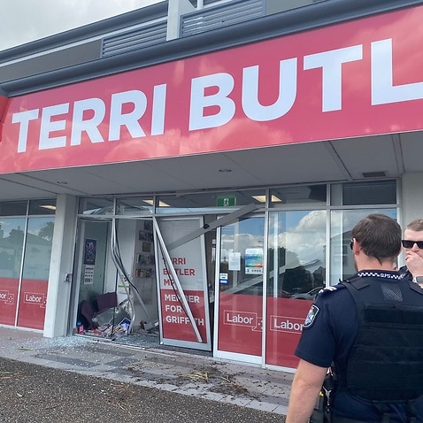 연방 총선, 테리 버틀러 노동당 의원 사무실 파손/ Labor MP Terri Butler's office after a car rammed into the building and drove off.
