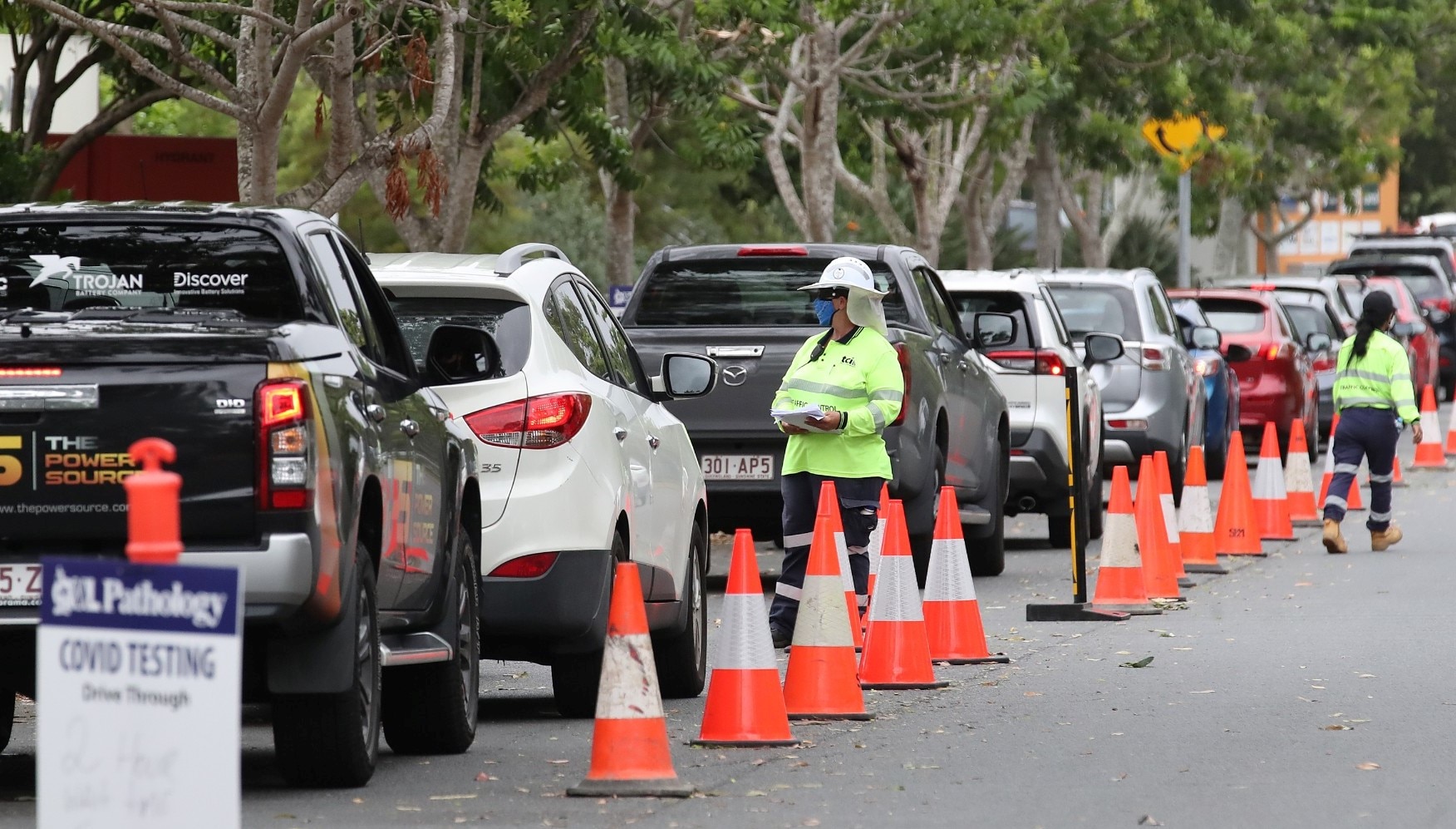 Cars line up at a testing site in Brisbane. (file)