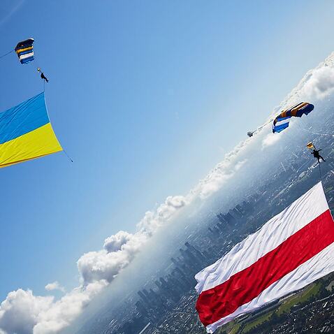 Skydivers flew over Melbourne with the flags of Ukraine and Belarus