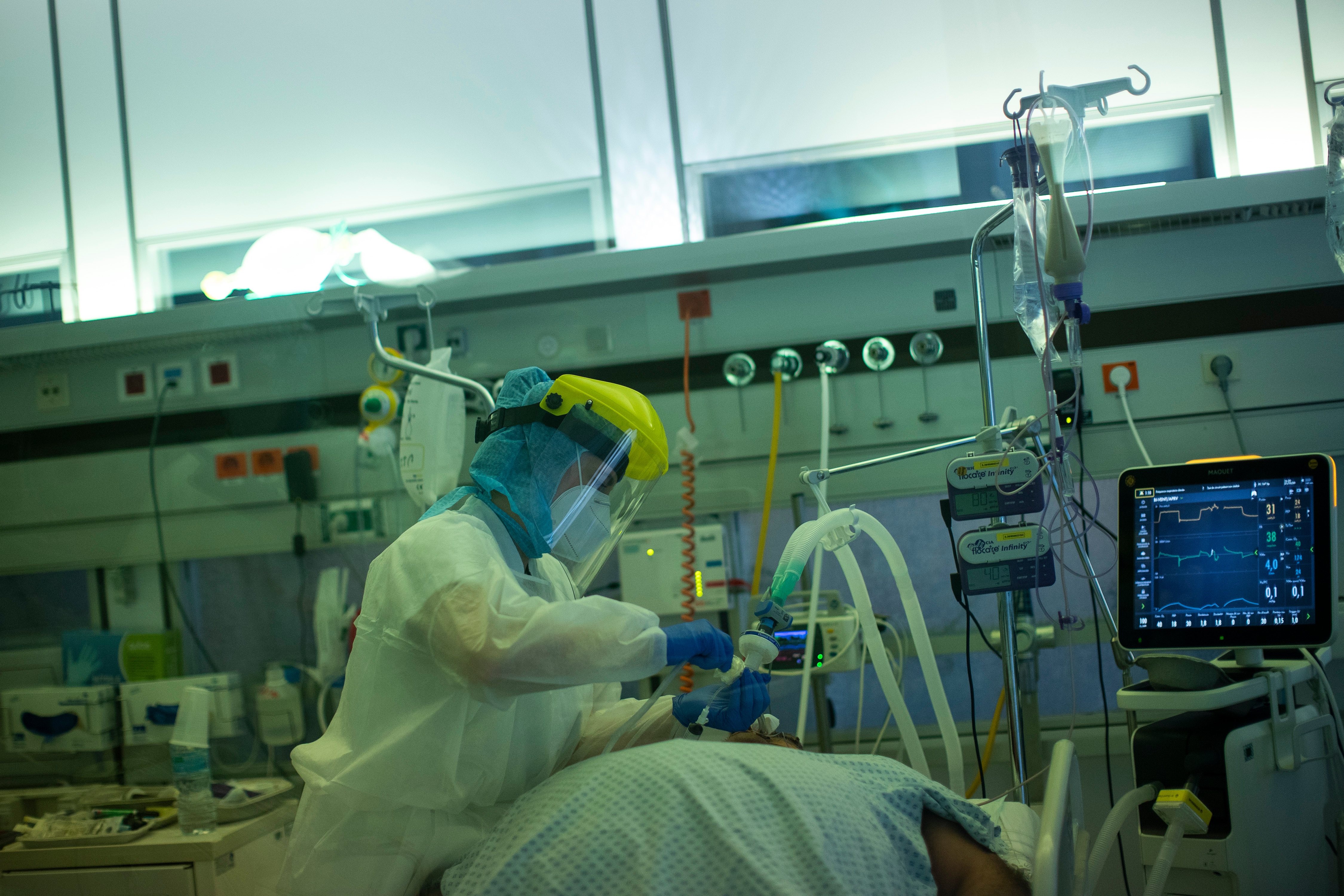 يعمل أحد أعضاء الطاقم الطبي في جناح العناية المركزة لمرضى COVID-19 في مستشفى CHR Citadelle في لييج ، بلجيكا.
