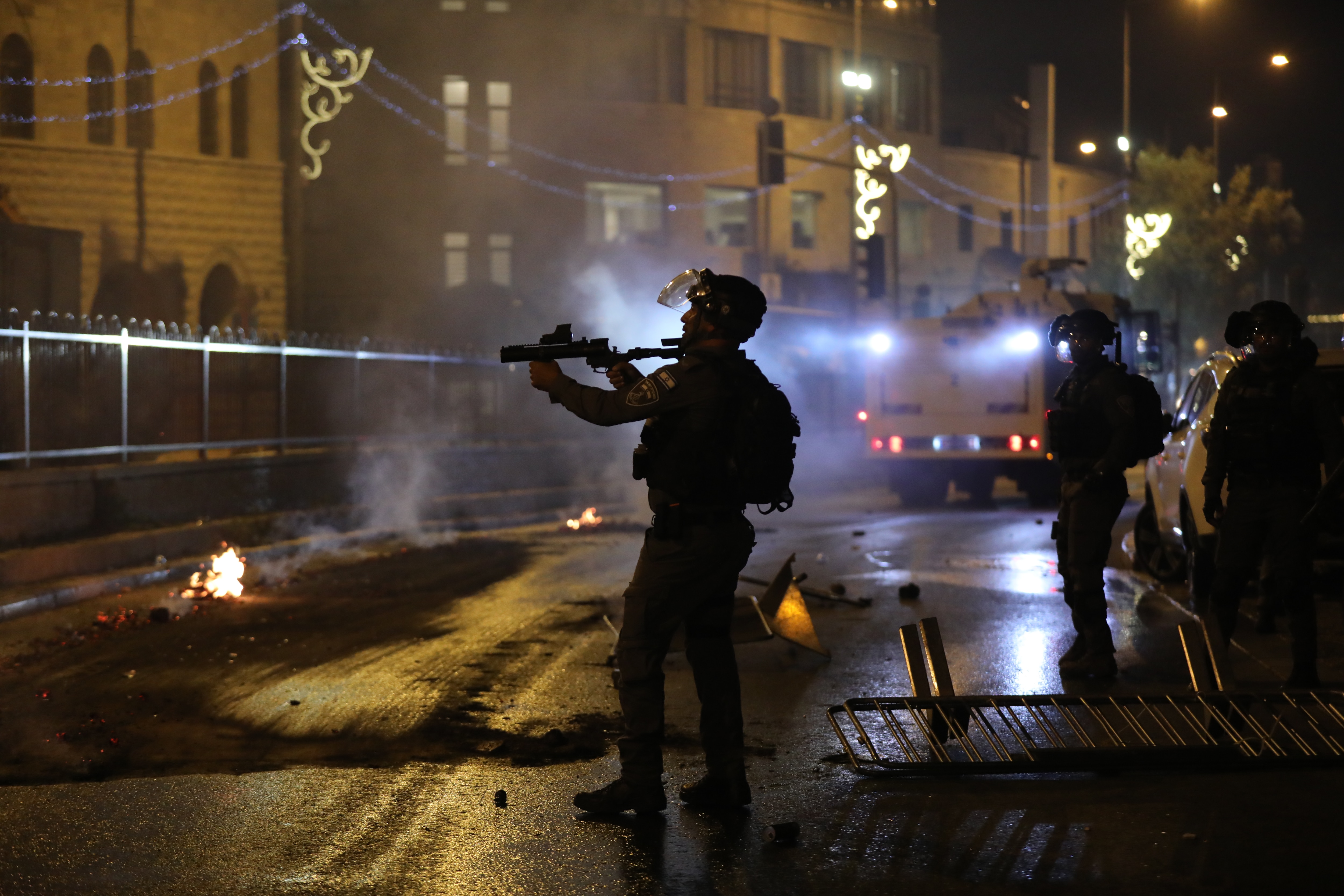 Die israelische Polizei feuert während eines Protestes am 8. Mai 2021 im Damaskustor in Jerusalem Granaten ab. 