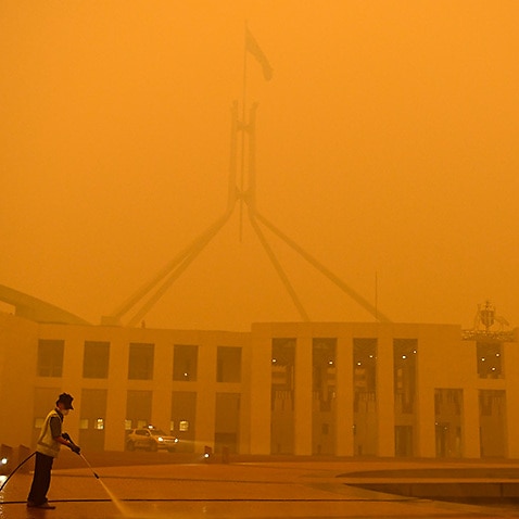 Parlamento de Australia bajo humo espeso.