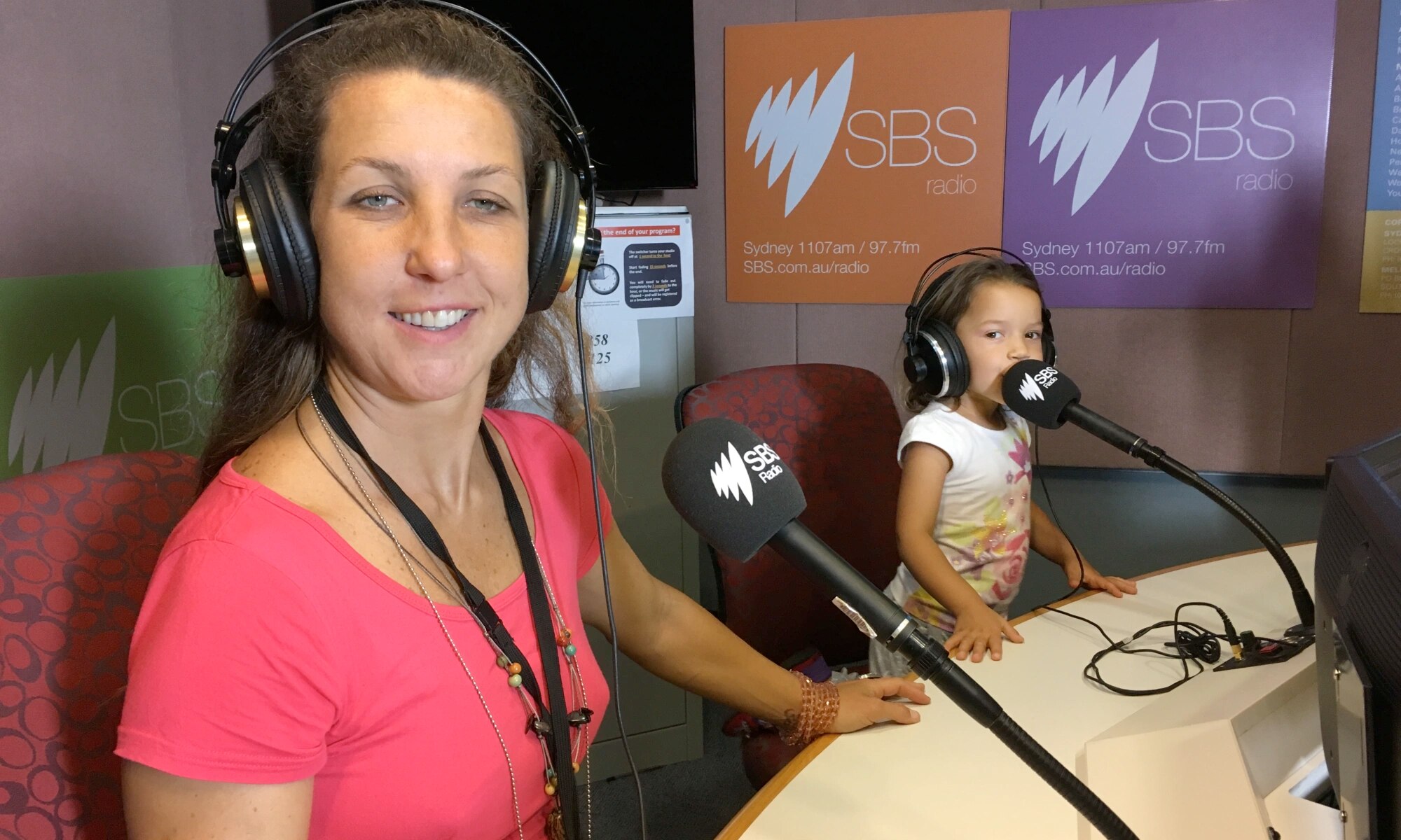 Paula Tura e a filha Lia, em entrevista anterior no estúdio da SBS, em 2018.
