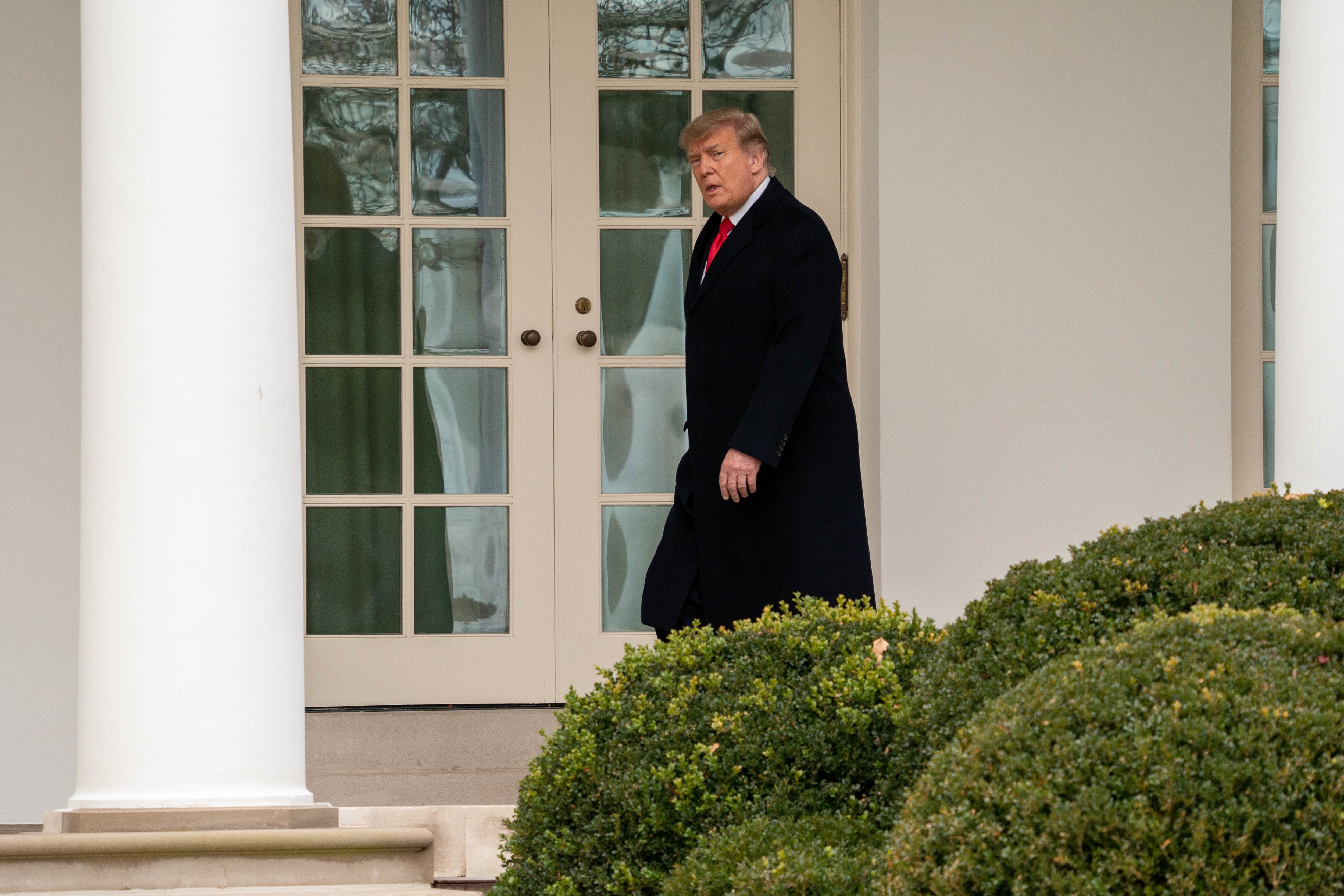 El presidente de los Estados Unidos, Donald Trump, camina por la columnata después de regresar temprano de sus vacaciones en Florida a la Casa Blanca el 31 de diciembre de 2020. 