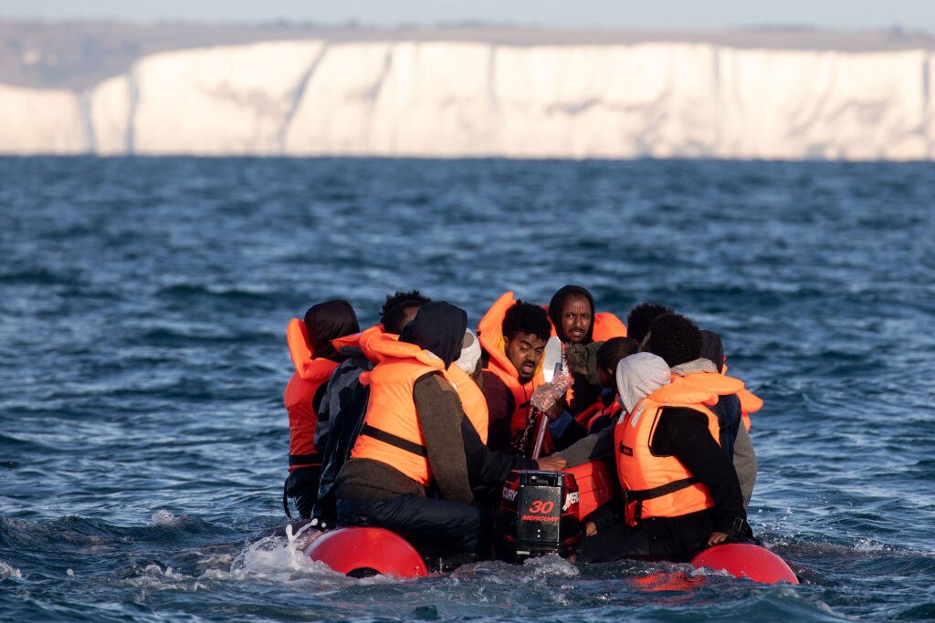 حزم المهاجرون حزمًا محكمين في قارب صغير قابل للنفخ في محاولة لعبور القنال الإنجليزي.