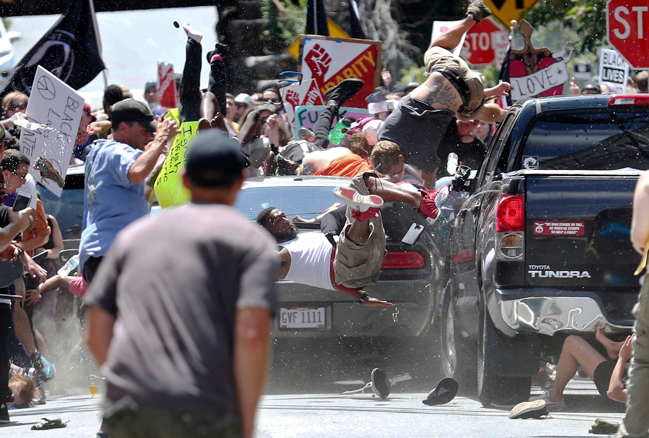 Un'auto si è schiantata contro un gruppo di manifestanti che stavano manifestando contro il White National Rally nel 2017